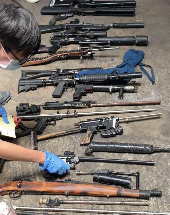 年約50多歲葉姓男子平時於新竹線新埔鎮開修車廠維生，因熱愛槍枝，於廠內另闢密室改造具殺傷力槍枝。（基隆市警局提供／陳彩玲基隆傳真）