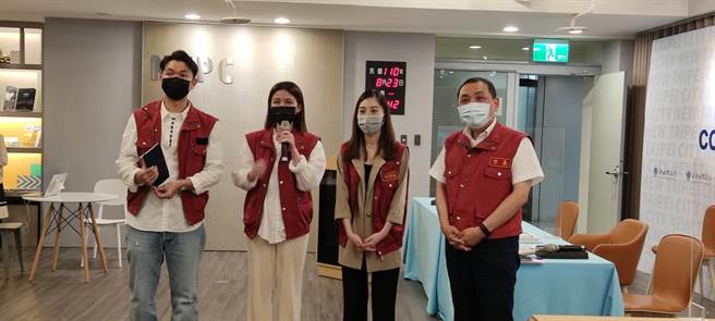 新北市长侯友宜介绍市府3位副发言人蔡畹蓥、戴湘仪、吕家恺（右起至左）。（陈慰慈摄）
