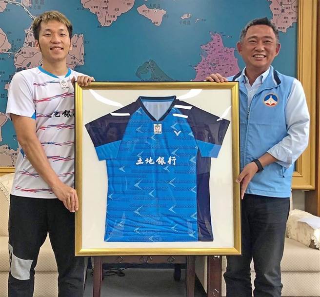 李洋在2019年回到故乡金门，专程拜会杨镇浯县长。（资料照片／李金生摄）