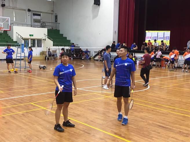 李洋与妹妹李芷蓁参加2020年离岛运动会。（县府提供）