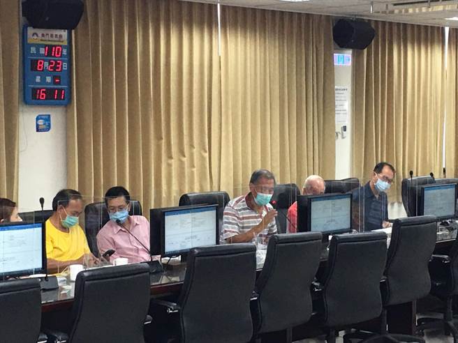 古寧头李氏宗亲会参加协调，图中为李洋的伯父李开阵。（县府提供）