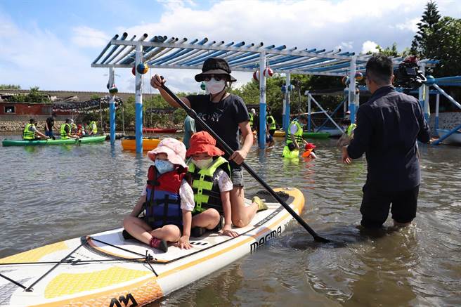疫情降级水上活动开跑，云林县口湖国中推立桨、独木舟体验。（口湖国中提供／张朝欣云林传真）