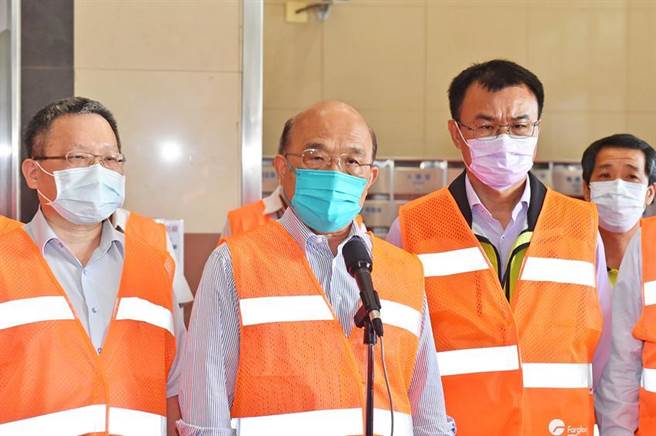 （行政院長蘇貞昌視察桃園機場航空快遞包裹X光機檢查情形。圖／行政院提供）