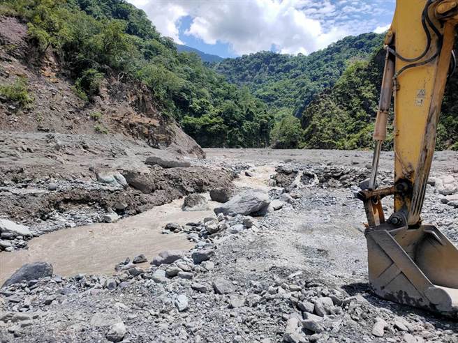 公路总局第三区养护工程处积极抢通桃源区勤和至復兴便道，图为怪手在玉穗溪旁施工。（公路总局提供／林瑞益高雄传真）