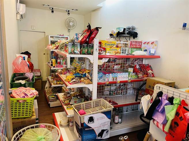 桃警在龍潭和中壢查獲醃漬豬肉，已查扣送驗釐清是否與新北市走私肉品同源。(翻攝照片／蔡依珍桃園傳真)