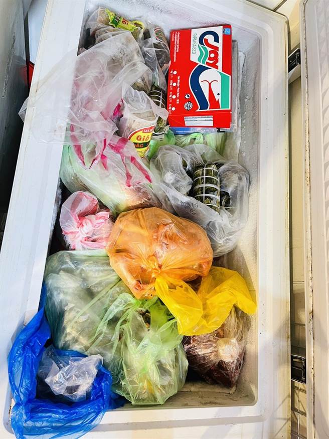 桃警在龍潭和中壢查獲醃漬豬肉，已查扣送驗釐清是否與新北市走私肉品同源。(翻攝照片／蔡依珍桃園傳真)