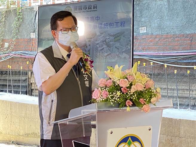 斥资5.09亿兴建的武陵高中专科教室大楼暨停车场，23日举行上梁典礼，市长郑文灿期许在明年9月开学前完工启用。(蔡依珍摄)