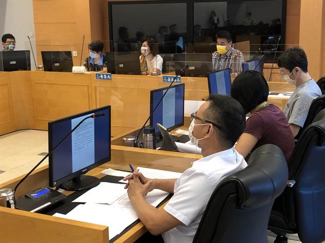 台中市议员提案修正「台中市学校午餐自治条例」，增订「不得使用各式肉类加工品」，避免莱猪流入校园，引起与会议员热烈讨论。（陈世宗摄）