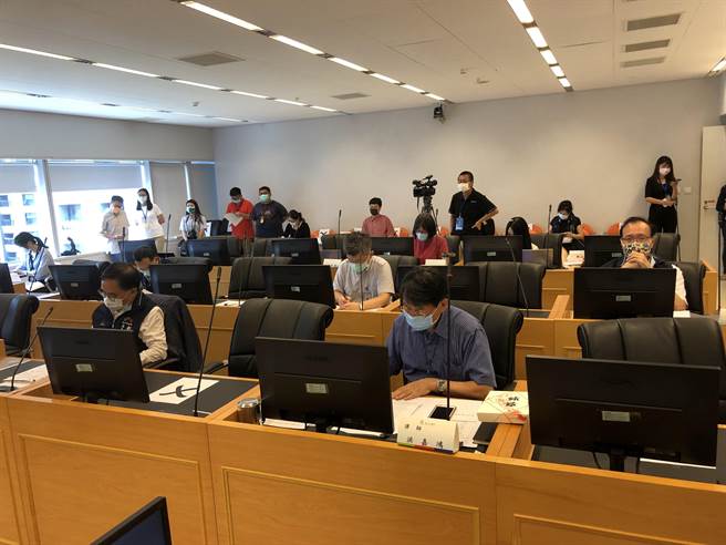 教育局长杨振升说，现在学校验收厂商须提出肉品来源，只要查获一次就退场，可以溯源查得到。（陈世宗摄）