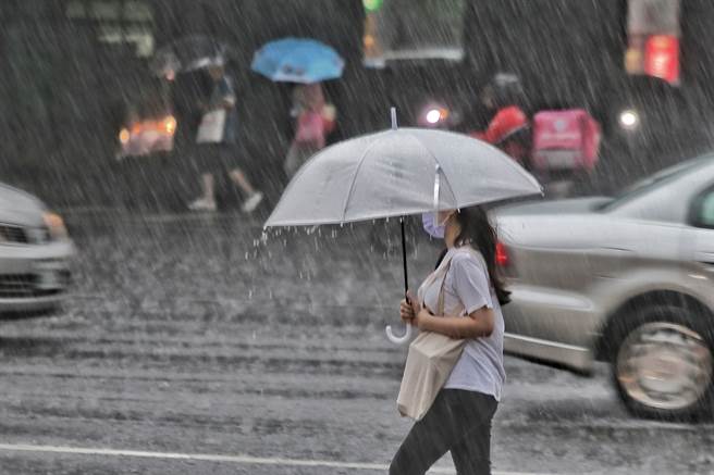 氣象局指出，明天(24日)午後山區及近山區平地仍有局部短暫雷陣雨。(杜宜諳攝)