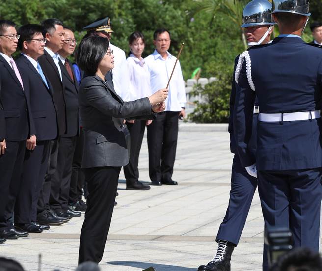 蔡英文总统于2019年8月23日出席金门八二三战役61周年纪念活动，主持阵亡将士追思仪式，持香祈福，表达敬意。（郑任南摄）