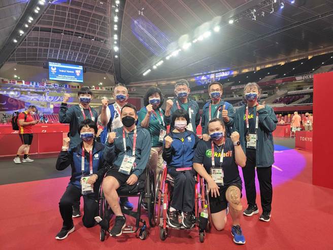 体育署副署长林哲宏(后排右3)亲临桌球练习场为选手祝福勉励。(体育署提供)