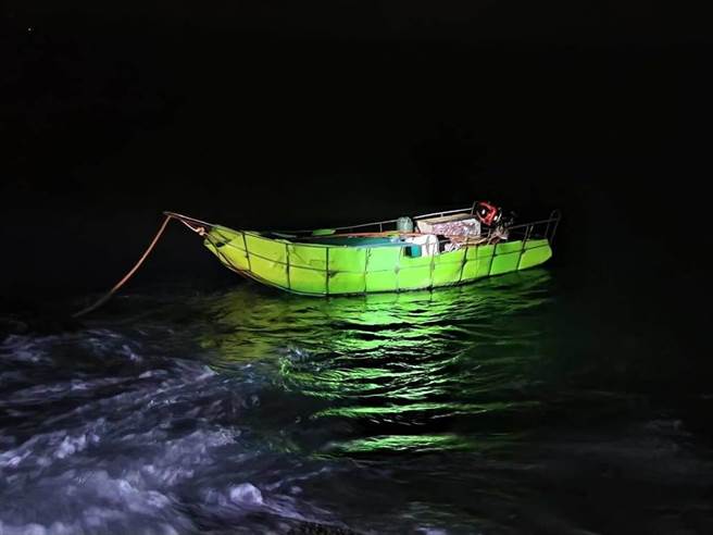 烏坵駐軍和岸巡全程掌握偷渡客。圖為海上浮具。（金門岸巡隊提供）