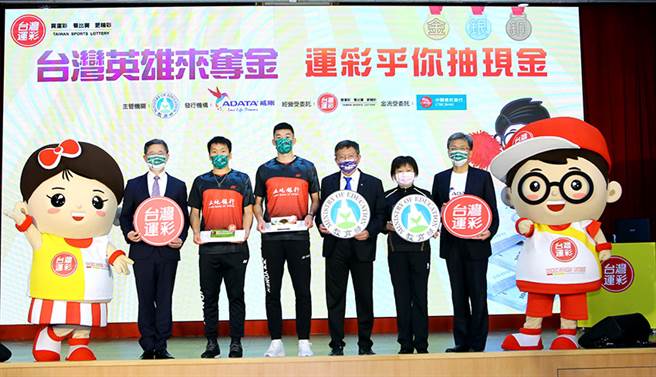 「圣筊」李洋、王齐麟为运彩公开抽出夺牌「加码奖」。(台湾运彩提供)