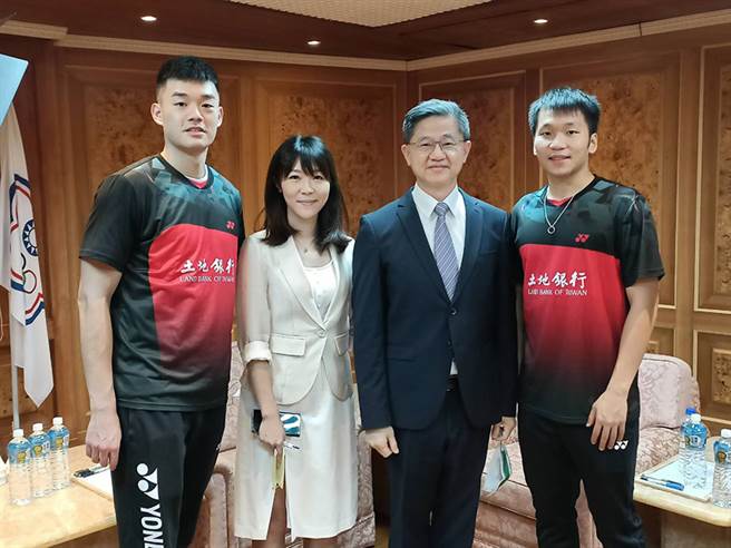 「圣筊」李洋、王齐麟与台湾运彩总经理林博泰合照。(台湾运彩提供)