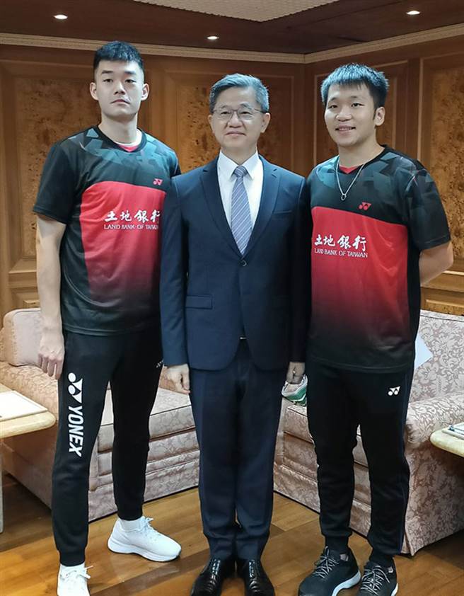 「圣筊」李洋、王齐麟与台湾运彩总经理林博泰合照。(台湾运彩提供)