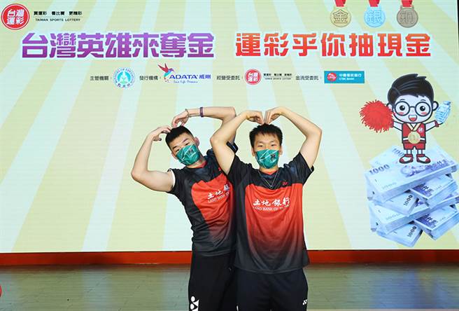 「圣筊」李洋、王齐麟为运彩公开抽出夺牌「加码奖」。(台湾运彩提供)