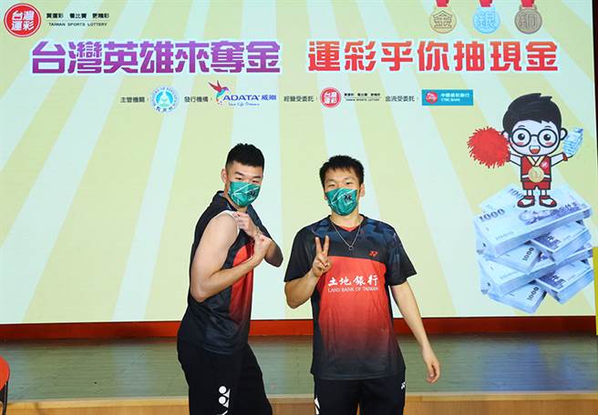 「圣筊」李洋、王齐麟为运彩公开抽出夺牌「加码奖」。(台湾运彩提供)