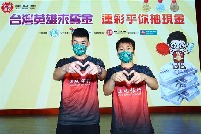 「圣筊」李洋、王齐麟为运彩公开抽出夺牌「加码奖」。(台湾运彩提供)