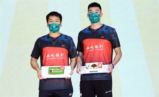 「圣筊」李洋、王齐麟为运彩公开抽出夺牌「加码奖」。(台湾运彩提供)