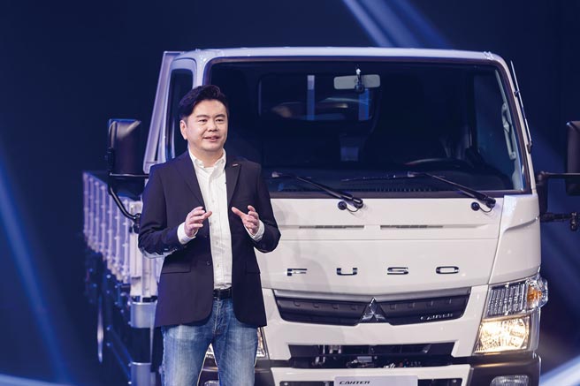 台湾戴姆勒亚洲商车公司执行长王立山宣布，将推出商用车界第一个电子钱包「FUSO币」与社群平台，强化与车主间的关系。图／业者提供