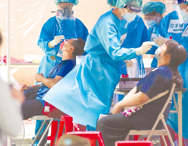 台大医院表示，目前所有门诊已改成病患及陪病者都须快筛採检，每人500元，不会再要求一定要做PCR採检。图为民眾进行快筛。（本报资料照片）