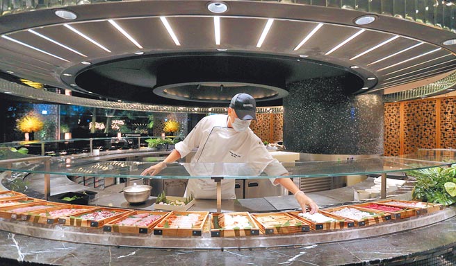 为挽救住房率，台北晶华首度以「零房费」揽客，入住6000元套房即可通通折抵餐饮，几乎等于买餐送房。图为台北晶华饭店自助式餐厅「柏丽厅」。（黄世麒摄）