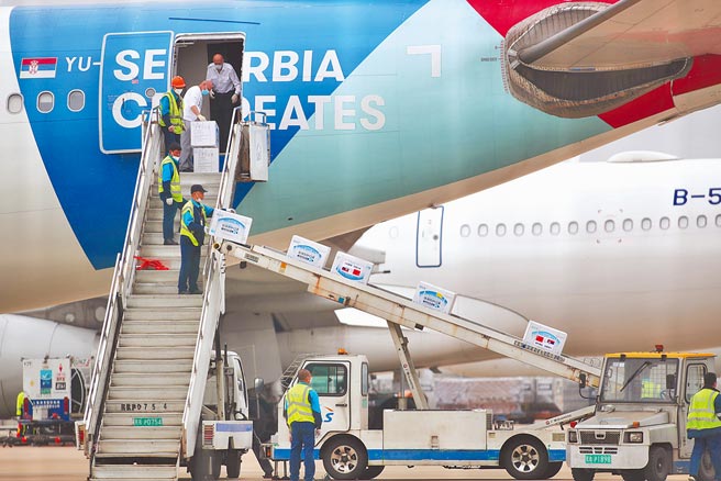 上海浦東機場貨運站出現確診病例，直接衝擊全球貨運秩序，台灣到上海的空運價格直線狂飆。圖為上海浦東國際機場。（中新社）