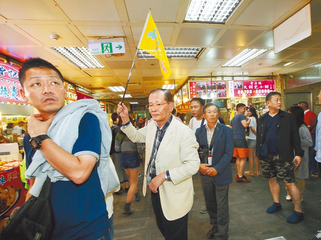 旅游业从去年3月19日禁止出团至今，不少旅行社业绩归零，被迫裁员或让员工留职停薪，而导游、领队、内勤人员等，只能兼差等待旅游市场回温。有领队感慨，现在专职当外送员，工时短、收入增，但非常怀念带团与人互动的欢乐，期待疫情尽速过去，让大家找回那份熟悉的成就感。（本报资料照片）