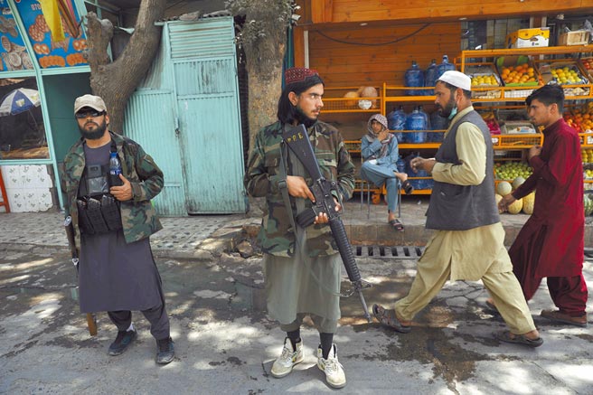 塔利班21日在首都喀布爾會見政界人士，宣稱希望建立一個尊重法治、無貪腐的強有力中央制度。圖為哨站看守的塔利班武裝部隊。（美聯社）