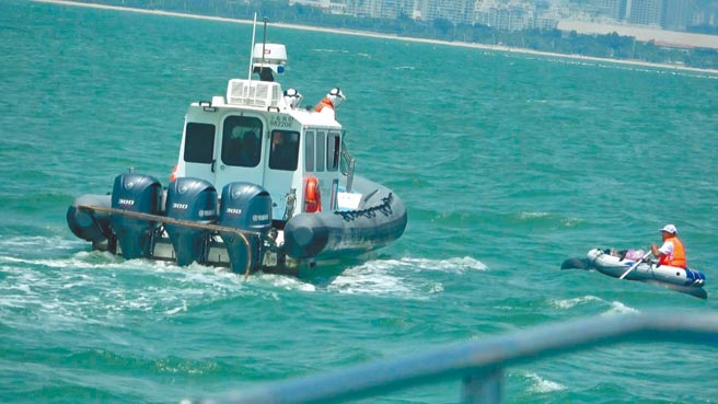 金门海巡队在小金门西南方凤嘴海域，发现1名划橡皮艇偷渡的陆籍人士。（金门海巡队提供／李金生金门传真）