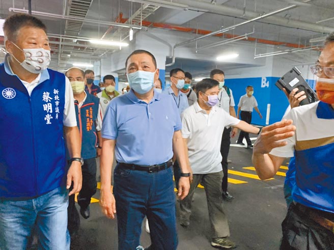 新北市長侯友宜在交通局長鍾鳴時、工務局長詹榮鋒等陪同下，視察三重國小校舍整建工程案中同時興建的地下二層停車場。（工務局提供／戴上容新北傳真）