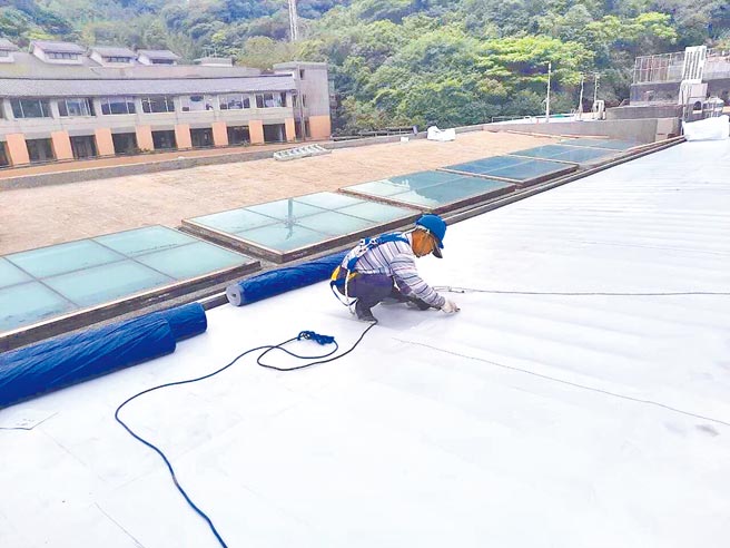 基隆長年下雨讓校舍出現漏水與壁癌，市府投入1.26億元改善問題。（基隆市政府提供／陳彩玲基隆傳真）