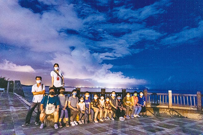 花蓮縣天文協會受邀在七星潭灣的防風保安林舉辦觀星活動，民眾在沒有光害的沙灘上，聆聽森林與星星的故事。（花蓮林管處提供／羅亦晽花蓮傳真）