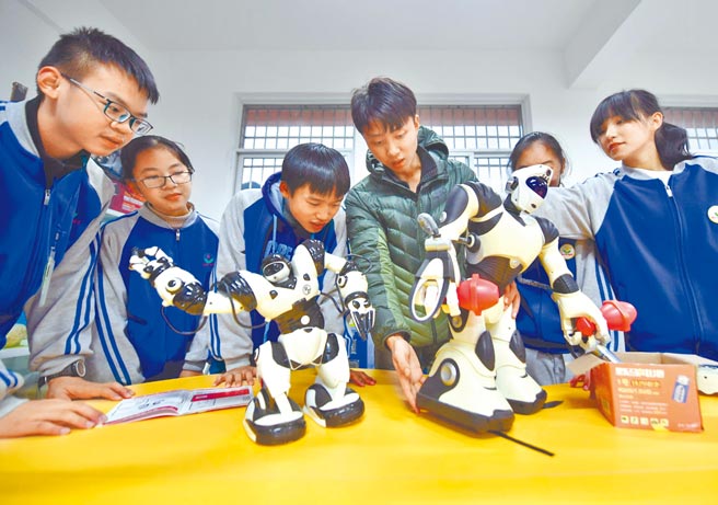 从8月27日起，上海市将停止一切暑期学科类培训，含学龄前、义务教育阶段和高中阶段。（新华社）