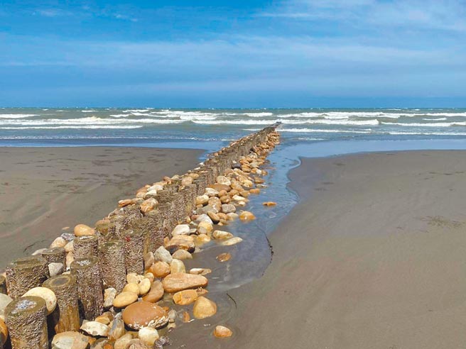 新豐鄉西側海岸線經過清汙、重建、改善工程後，希望能擺脫原有印象，重現濱海之美。（莊旻靜攝）