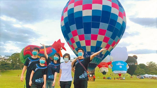 因疫情影响，今年台湾热气球嘉年华限定台东人才能入场，竟有高雄粉丝举家全家迁户籍至台东，县长饶庆铃（右二）闻讯后特地前往合影。（蔡旻妤摄）