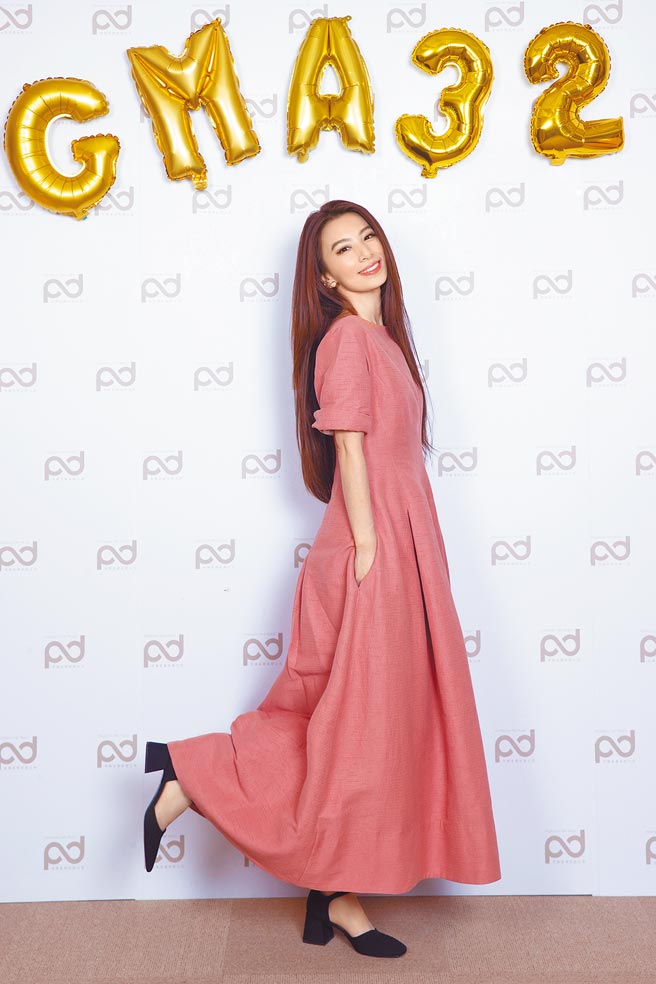 田馥甄夺下金曲歌后，开心跟姊妹欢庆。（何乐音乐提供）