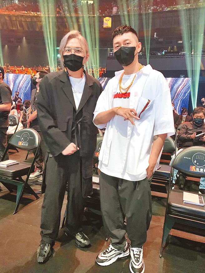 杜振熙（右）以〈家常音乐〉夺下金曲奖最佳MV奖，开心与导演王宗欣合影。（任性的人工作室提供）