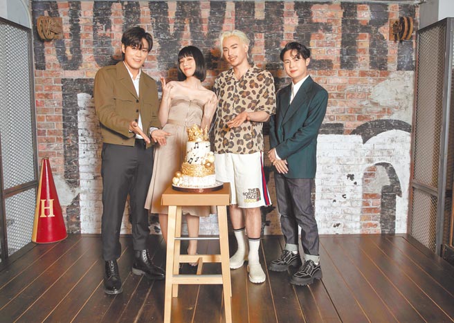 HUSH（右二）與告五人在金曲獎典禮結束後，一起與歌迷線上互動。（相信音樂提供）