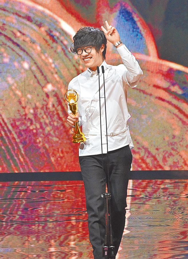 盧廣仲前晚拿下金曲獎年度歌曲獎，開心比出YA手勢。（台視提供）