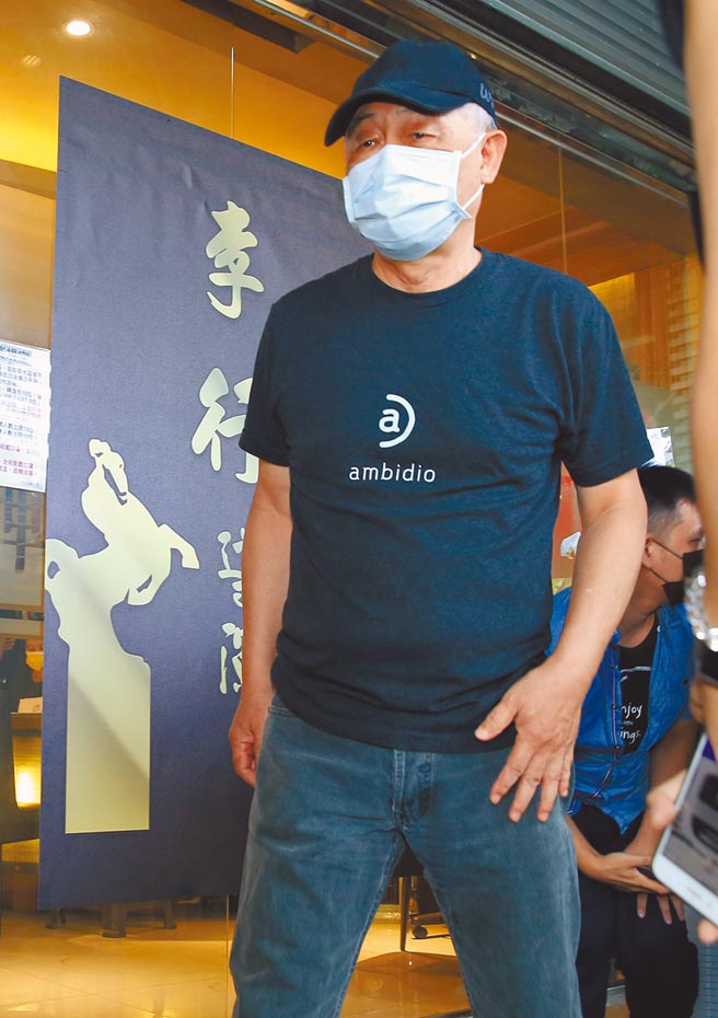 杜篤之昨到靈堂弔唁李行神情哀戚。（陳俊吉攝）