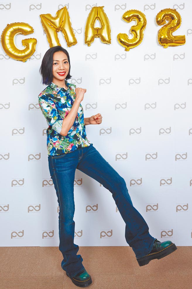 萬芳拿下本屆金曲獎評審團大獎，開心慶功。（何樂音樂提供）