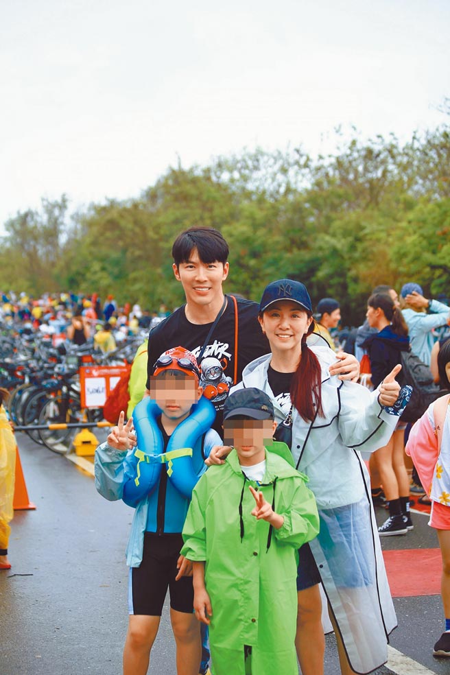 黄少祺（后排左）心疼老婆小蓁与两个儿子入住防疫旅馆却受气。（摘自脸书）