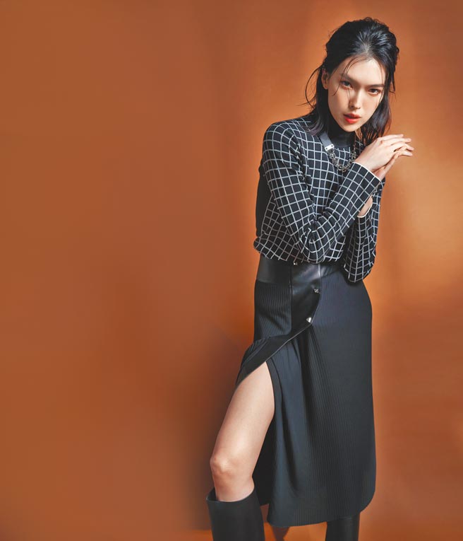 王思伟以爱马仕2021秋冬新装秀美腿，格纹高领套衫5万6600元、褶襉工艺铅笔裙14万1300元、Daphane系列小牛皮高筒靴6万600元、Gourmette Equestre系列项炼5万6600元。（JOJ PHOTO摄）