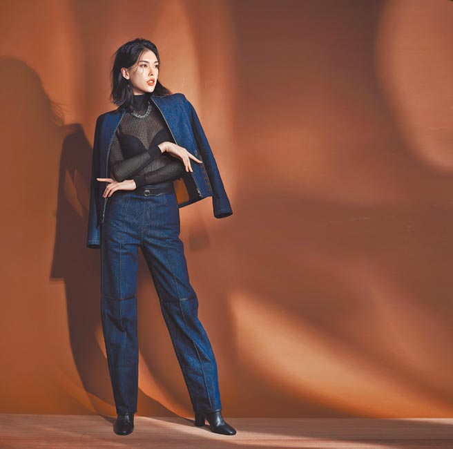 王思伟着爱马仕Hermes秋冬新装展现俐落美，皮革细节丹寧夹克14万5300元、针织高领套衫4万6500元、马术格纹设计牛仔裤9万2900元、Defile 70系列小牛皮短筒靴，5万4500元、Gourmette Equestre系列项炼5万6600元。（JOJ PHOTO摄）