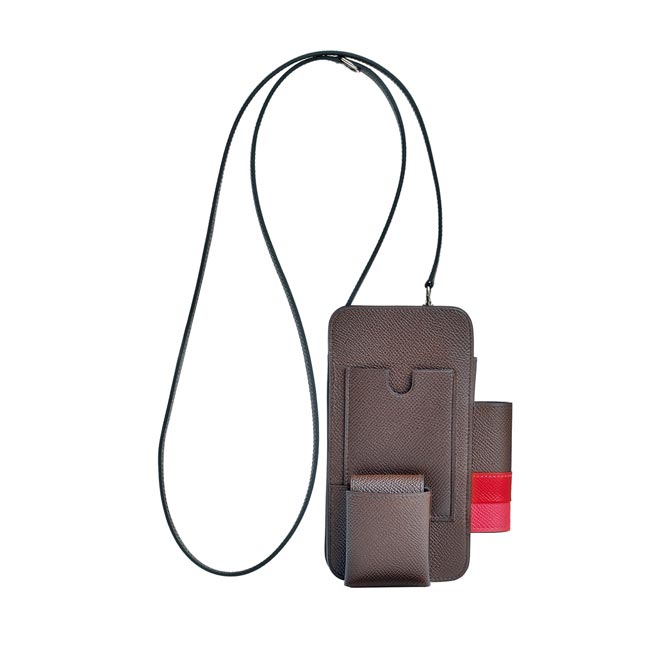 Hermes way系列手机袋，小牛皮材质， 7万7200元。（Hermes提供）