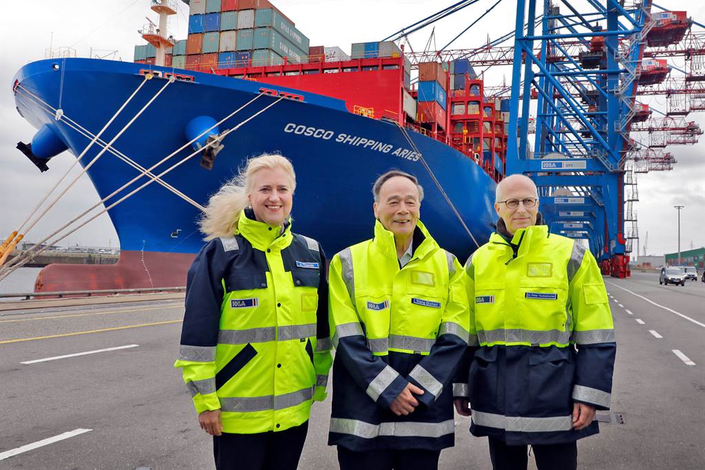 中国国家副主席王岐山（中）2019年5月访问德国汉堡港，受到汉堡港口与物流公司执行长提兹拉特（左）与汉堡市长茨恩雀尔（右）的欢迎。图／中央社(photo:ChinaTimes)