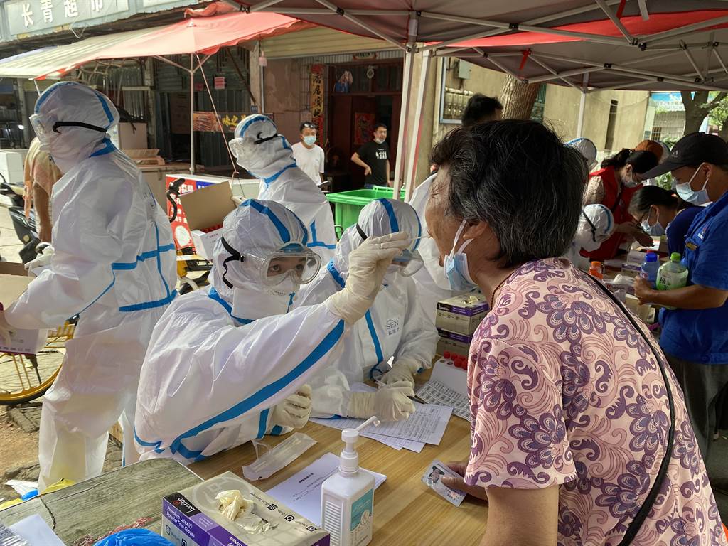 图为医护人员为武汉经开区居民进行核酸採样。图/中新社(photo:ChinaTimes)