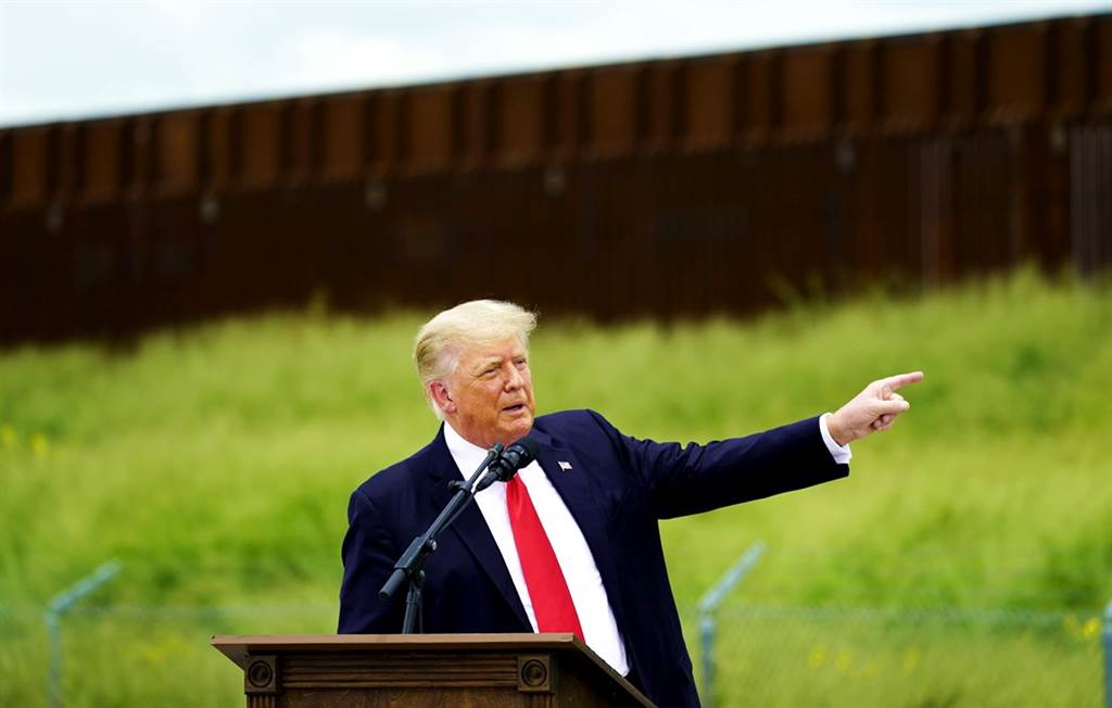 美国前总统川普曾吹嘘自己在南部边界盖了「强大坚固」高墙，不过上周暴雨一来就把好几道墙的闸门沖垮。（资料照／美联社）(photo:ChinaTimes)